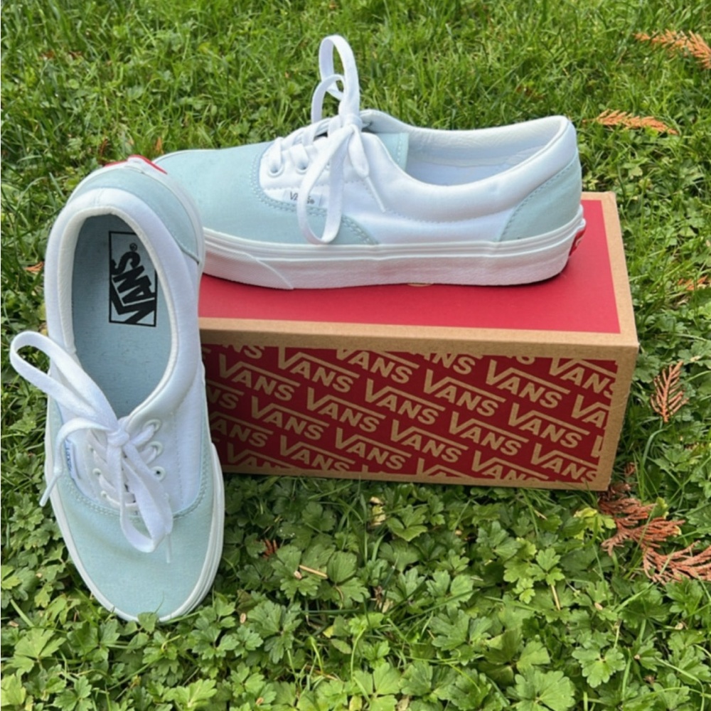 Unisex white and blue vans.Size 7 US womans/5.5 mens. New never worn with box!🩵